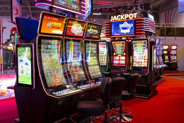 Quickspin game interface on inter77 platform showing theme selection and betting options